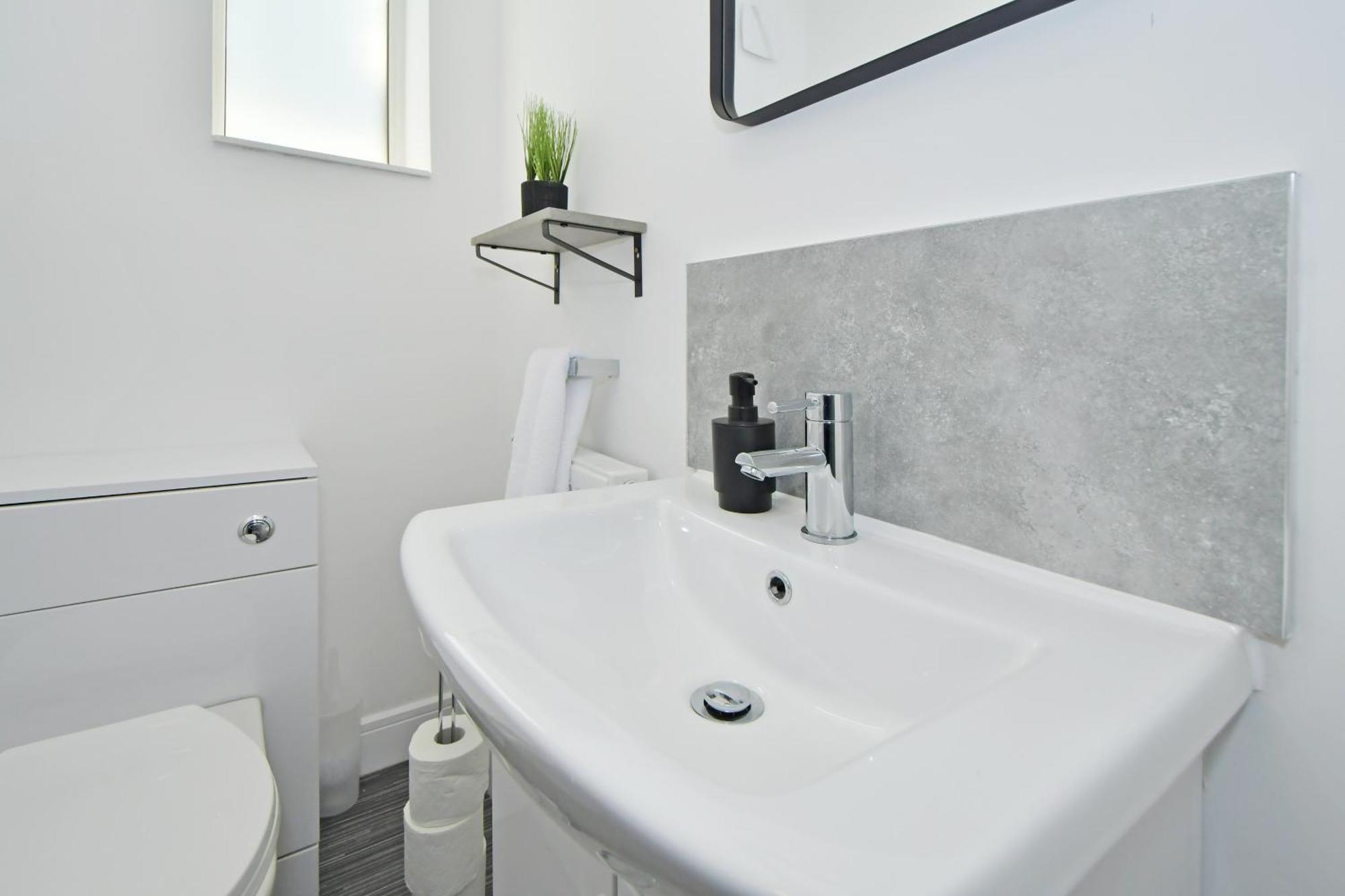 Sapphire Apartments By Yourstays - Luxury 2 Bedroom Apartments In كرو المظهر الخارجي الصورة