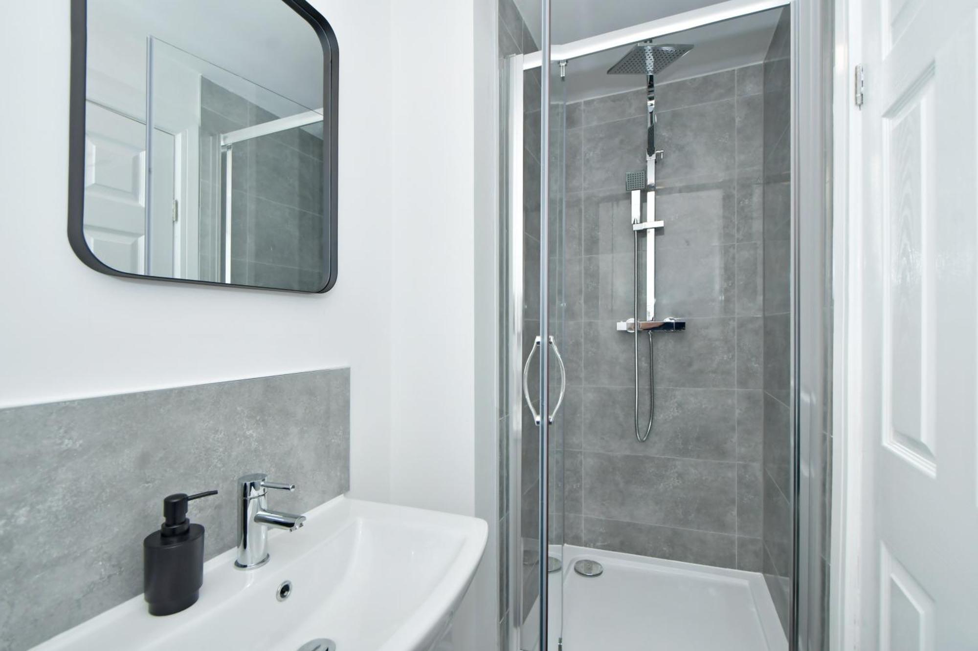 Sapphire Apartments By Yourstays - Luxury 2 Bedroom Apartments In كرو المظهر الخارجي الصورة